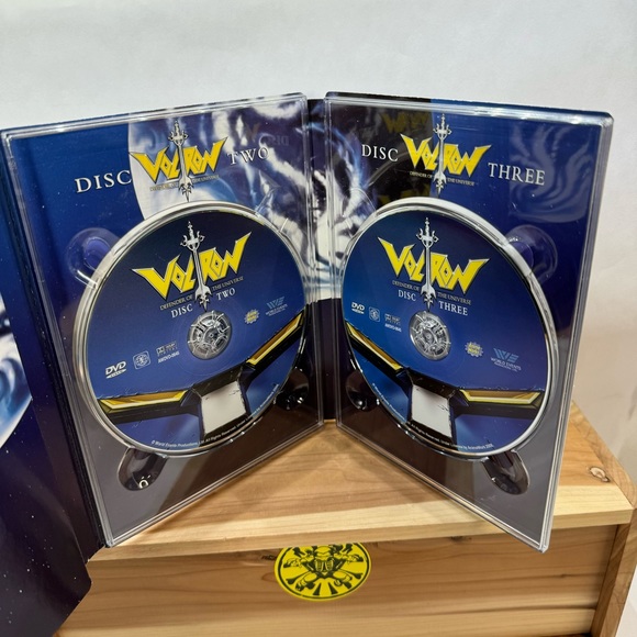 Voltron Defender Of The Universe Collection Blue Lion Tin Case 3 Disc DVD Set - Picture 8 of 9